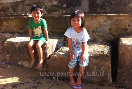 Anak-anak Bermain di Pantai Tanjung Bajau