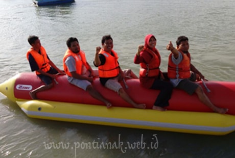 Banana Boad di tempat wisata tanjung bajau